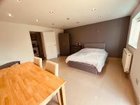 B&B New Bedfont - Large studio flat B near Heathrow - Bed and Breakfast New Bedfont