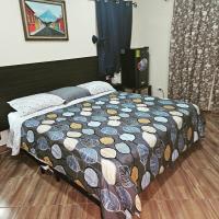 Zimmer mit Kingsize-Bett und Gartenblick. 