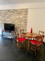 Charmant appartement rénové au cœur du village - Bed and Breakfast