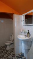 Habitación con cama grande y balcón