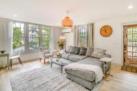 Chic Hot Springs Vacation Rental, Walk to Town! - B&B