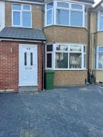 Lovely Hillingdon Family Holiday Home - 6 bedrooms - Chambres d'hôtes Ickenham