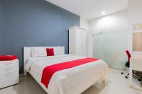 B&B Bekasi - RedDoorz Plus near Living Plaza Jababeka - Bed and Breakfast Bekasi