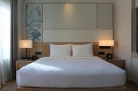 Renoviertes Deluxe Zimmer mit Kingsize-Bett und Stadtblick