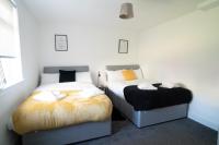 2 BDR Apt By Caledonia Luxe Stays Short Lets & Serviced Accommodation Airdrie - Bed and Breakfast Airdrie