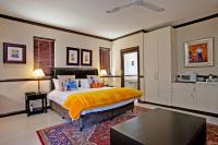 Habitación con cama extragrande.