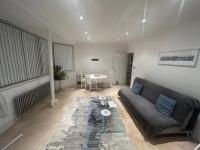 B&B Londra - Lovely Entire 1 Bedroom Flat with Patio in Chiswick - Bed and Breakfast Londra