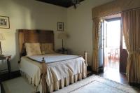 Habitación con cama grande