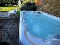 Kennedy Villa - 5 Bedroom House with Hot Tub, WiFi, Free parkings, Close to Bicester Village - Chambres d'hôtes Bicester