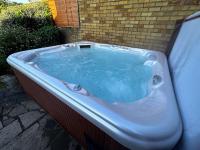 Kennedy Villa - 5 Bedroom House with Hot Tub, WiFi, Free parkings, Close to Bicester Village - Chambres d'hôtes Bicester