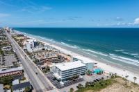 Direct Oceanfront Private Balcony Tiki King bed - B&B Daytona Beach