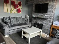 B&B Wolverhampton - WV1 Bridge House - 3 Bedrooms, 1 Bathroom, Parking - Near New Cross Hospital - 欢迎 - Bed and Breakfast Wolverhampton