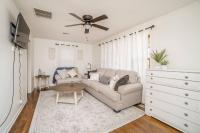 2 Bed 1 Bath Home w 2 Car Garage & Fenced Yard - Chambres d’hôtes