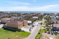 Luxury 3 Bed 2 Bath 2nd Floor Condo By Beach - B&B South Padre Island