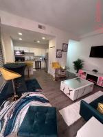 Luxurious 2 Bedroom Downtown City Views! - B&B Indianapolis