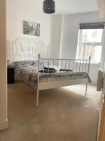 Entire town centre 2 bedroom apartment very close to beach - Chambres d'hôtes Bournemouth