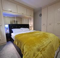 Delightful & Spacious Guest House in Farnworth Near Bolton Hospital - B&B Farnworth