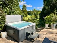 Stunning Countryside Home with Hot Tub - Sleeps 8 - Chambres d’hôtes Thurgarton