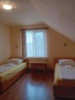 Dreibettzimmer mit Gemeinschaftsbad