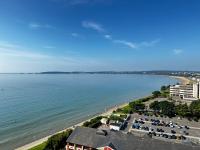Stunning Ocean & City View APT - Bed and Breakfast