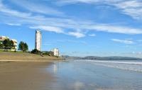 Lovely 2-Bedrooms Apartment Step to The Beach - Bed and Breakfast