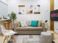 Fully Furnished 1BR with Kitchen - 20 secs walk to the Beach - Newly Renovated - B&B