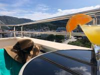 Zimmer mit Queensize-Bett und Whirlpool-Badewanne