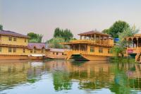 LohonoStays Harmukh Houseboat - B&B Nagīn Bāgh