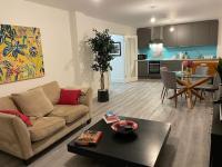 B&B Woking - Stunning and Spacious 2bed flat in central Woking - Bed and Breakfast Woking