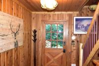 Quiet and Comfy 3bed/2bath - Chalet with hot tub. - B&B