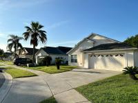 Private pool with a beautiful view overlooking the lake! Near Disney - Universal - B&B Kissimmee