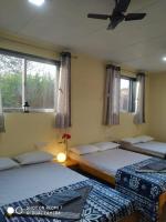 Dreibettzimmer mit Poolblick