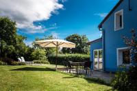 Das Blaue Haus mitten im Grünen - our Blue House surrounded by greenery - B&B Langenaltheim