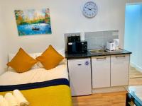 B&B London - London Studio Apartments Close to Station NP4 - Bed and Breakfast London