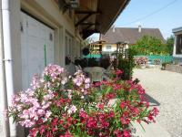 Gîte convivial avec terrasse abritée, 3 chambres, cuisine équipée, espace détente, proche autoroutes et pistes cyclables. - FR-1-744-6 - B&B