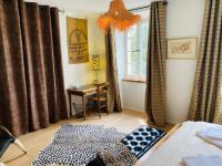 Zimmer mit Queensize-Bett und Gartenblick