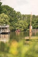 Deine schwimmende Auszeit auf dem Wasser - Festlieger Hausboot Tortuga - B&B Dömitz