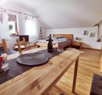 Moji Sousedi - Apartmán Červená - B&B Deštné v Orlických horách