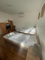 Zweibettzimmer mit eigenem Bad außerhalb des Zimmers