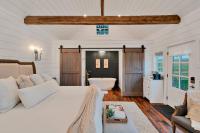 B&B Waco - NEW The Carriage House-Luxury couples getaway - Bed and Breakfast Waco