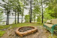 B&B New Concord - Kentucky Lakeside Home with Deck - 20 Mi to LBL! - Bed and Breakfast New Concord