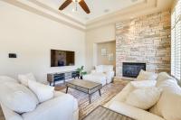 Poolside Dining! Family Home 5 Mi to Goodyear - Chambres d’hôtes Litchfield Park