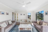 Seaview Escape - Beach Family Getaway with Games - B&B