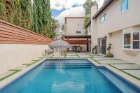 B&B Los Ángeles - Beautiful 5 bedroom 8 bed sleeps up to 16 with pool near Universal Studios - Bed and Breakfast Los Ángeles