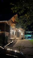 V13 Wild Cabin - Traditional mountain cabin with cosy modern rooms - Bed and Breakfast Gura Teghii