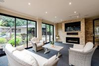B&B Waurn Ponds - A Touch of Red - Spa, Theatre, Sleeps 6! - Bed and Breakfast Waurn Ponds