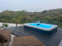 Ek Ornelakis, Luxury Country House with Jacuzzi - B&B Chionáto