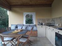 Proche Uzès petit gîte avec grande cuisine d'été et piscine - B&B
