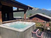 Chalet Balata - Charming chalet with hot tub and views - B&B La Côte-d'Arbroz