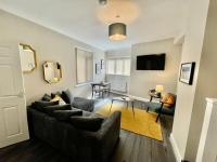 Edgy 4 Bed Home - B&B